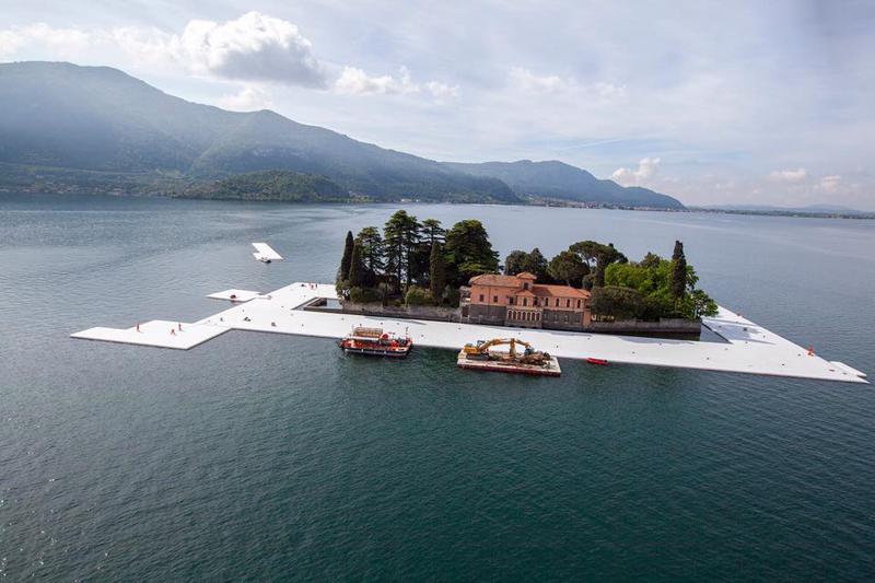 Christo, The floating Piers: posa dell'installazione sul lago di Iseo (foto: Lino Olmo Studio) Christo, The floating Piers: posa dell'installazione sul lago di Iseo (foto: Lino Olmo Studio)