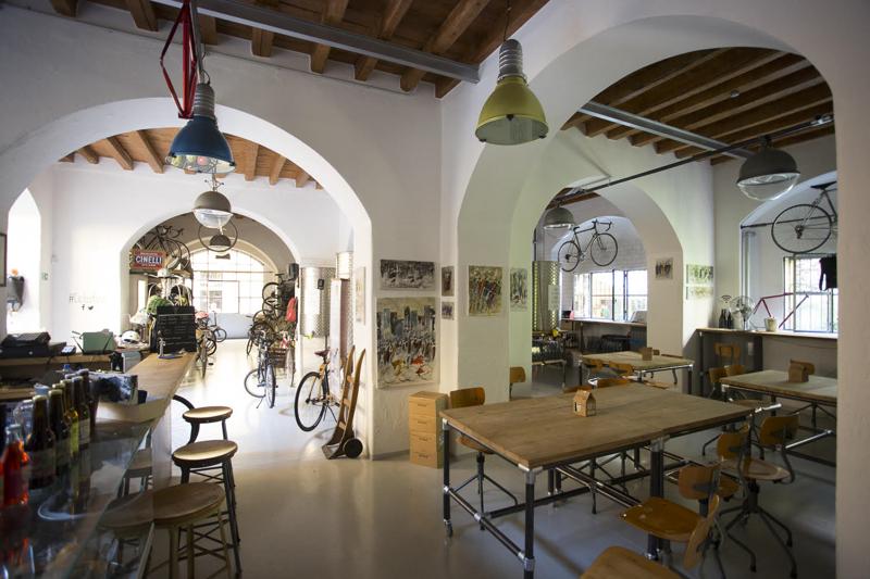 Ciclosfuso è uno spazio che abbraccia molteplici universi. E che, in particolare, si concentra su bici, vino e cibo. Aperto dal martedì al sabato, dalle 10 alle 22, è accogliente all’interno, ma anche nel silenzioso cortile. E’ vineria (per assaggi in loco o da asporto, anche in bici!) con bistrot, a pranzo e in orario serale; è un negozio di bici (con vendita e ciclo-officina). Ma anche luogo di mostre, incontri ed eventi. Aperto a Milano l’11 giugno 2015, in uno spazio ex-industriale di 230 m2, ha l’ingresso principale da Via Sartirana (fronte civico 5) e affaccia in un cortile silenzioso di via Vigevano 43, di una bella casa di ringhiera della vecchia Milano. Gianluca Casella e Matteo Riva sono i soci fondatori. Li trovate sempre, insieme a Mattia, esperto ciclo-meccanico, a capo della ciclo-officina. Questo è il luogo che ama, dove si sporca le mani per rimettere a nuovo e ‘in strada’ le bici di tutti! CICLOSFUSO - via Sartirana, 5 Milano Tel. 02.5810.9640