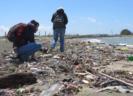 Fiumicino, spiagge sporche e rifiuti danno il “benvenuto” ai turisti