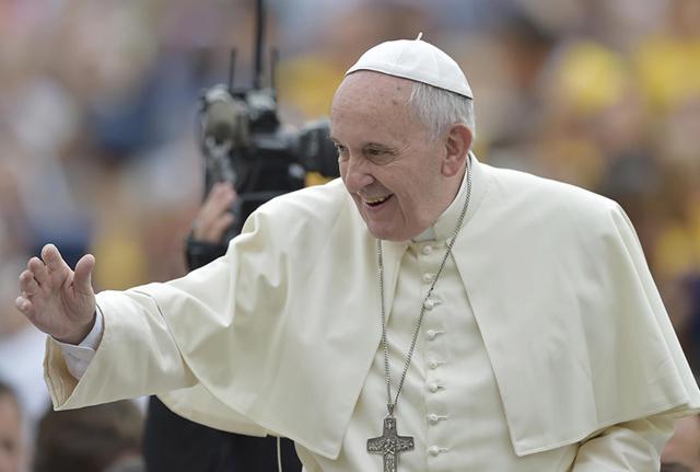 Bergoglio bacia bimba in fronte, il tumore regredisce