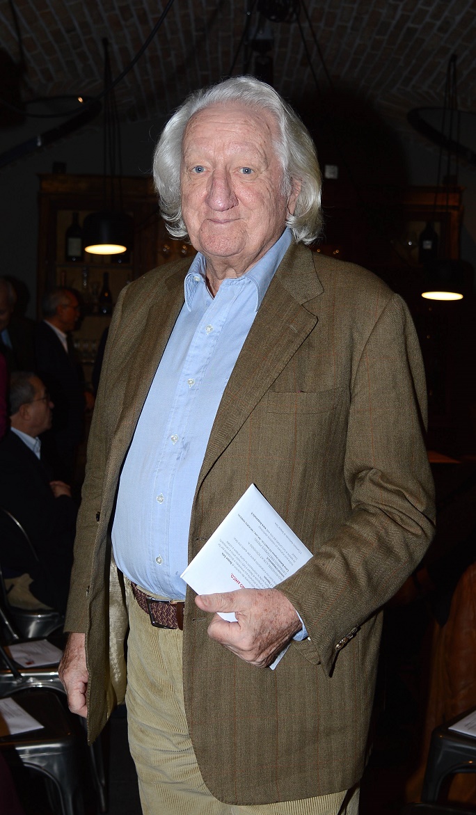 Un Giuseppe Sala inedito e più informale, quello protagonista dell'incontro privato con un gruppo ristretto di sostenitori e simpatizzanti tenutosi nell'inusuale cornice dell'enoteca San Pietro. Assieme a lui anche l'ex vicesindaco Ada Lucia De Cesaris e l'assessore Pierfrancesco Maran. Presente anche il vignettista Giorgio Forattini (photocredits: Nick Zonna)