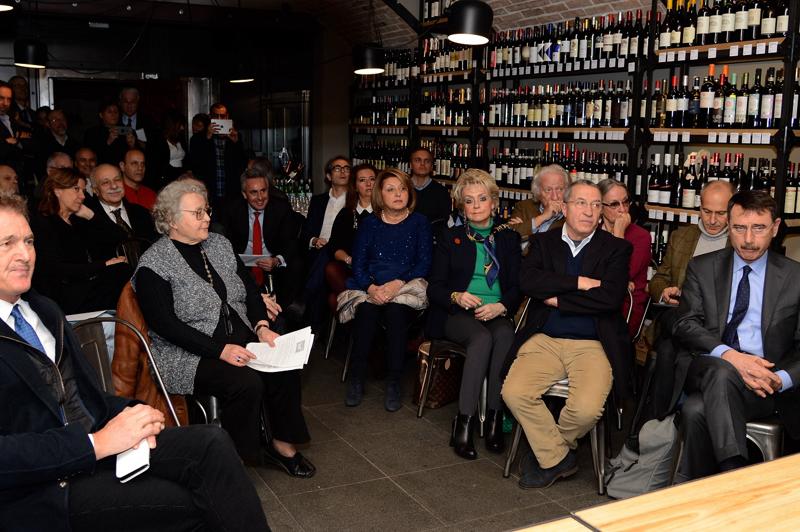 Un Giuseppe Sala inedito e più informale, quello protagonista dell'incontro privato con un gruppo ristretto di sostenitori e simpatizzanti tenutosi nell'inusuale cornice dell'enoteca San Pietro. Assieme a lui anche l'ex vicesindaco Ada Lucia De Cesaris e l'assessore Pierfrancesco Maran. Presente anche il vignettista Giorgio Forattini (photocredits: Nick Zonna)