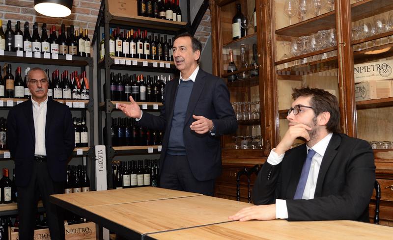 Un Giuseppe Sala inedito e più informale, quello protagonista dell'incontro privato con un gruppo ristretto di sostenitori e simpatizzanti tenutosi nell'inusuale cornice dell'enoteca San Pietro. Assieme a lui anche l'ex vicesindaco Ada Lucia De Cesaris e l'assessore Pierfrancesco Maran. Presente anche il vignettista Giorgio Forattini (photocredits: Nick Zonna)