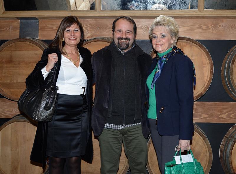 Un Giuseppe Sala inedito e più informale, quello protagonista dell'incontro privato con un gruppo ristretto di sostenitori e simpatizzanti tenutosi nell'inusuale cornice dell'enoteca San Pietro. Assieme a lui anche l'ex vicesindaco Ada Lucia De Cesaris e l'assessore Pierfrancesco Maran. Presente anche il vignettista Giorgio Forattini (photocredits: Nick Zonna)