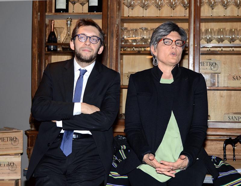 Un Giuseppe Sala inedito e più informale, quello protagonista dell'incontro privato con un gruppo ristretto di sostenitori e simpatizzanti tenutosi nell'inusuale cornice dell'enoteca San Pietro. Assieme a lui anche l'ex vicesindaco Ada Lucia De Cesaris e l'assessore Pierfrancesco Maran. Presente anche il vignettista Giorgio Forattini (photocredits: Nick Zonna)