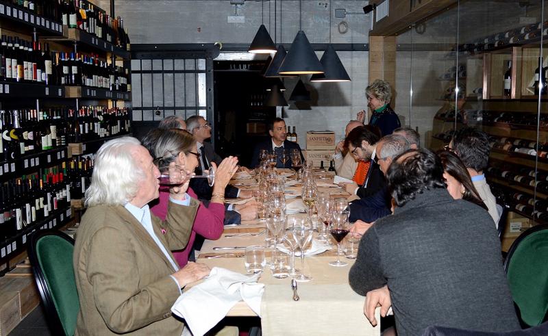 Un Giuseppe Sala inedito e più informale, quello protagonista dell'incontro privato con un gruppo ristretto di sostenitori e simpatizzanti tenutosi nell'inusuale cornice dell'enoteca San Pietro. Assieme a lui anche l'ex vicesindaco Ada Lucia De Cesaris e l'assessore Pierfrancesco Maran. Presente anche il vignettista Giorgio Forattini (photocredits: Nick Zonna)