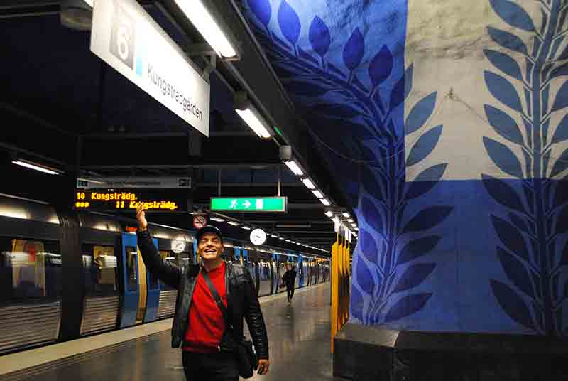 Igor Righetti nella metropolitana di Stoccolma che si caratterizza per le sue stazioni artistiche con graffiti, neon, affreschi, decorazioni piastrellate e fermate caverna