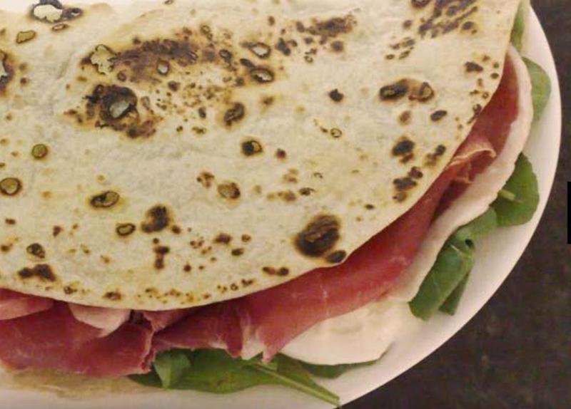 DIVINA PIADINA. Divina Piadina nasce dalla grande passione per la piadina artigianale. Il segreto è la ricetta originale dell'impasto, tramandata di generazione in generazione. Ingredienti genuini per un impasto rigorosamente artigianale, steso a mano al momento su piastra in ghisa originale e arricchita da freschi affettati e delicati formaggi. Dalla tradizionale crudo e squacquerone a originali proposte con sfilacci di cavallo, bresaola, caciotta tartufata: solo prodotti di prima qualità, da accompagnare con un calice di vino o un bicchiere di birra.E per chi ha solo voglia di qualcosa di sfizioso, anche dolcissime piadine ripiene di nutella! DIVINA PIADINA. Viale Abruzzi, 21 Milano. Tel. 02/36557526