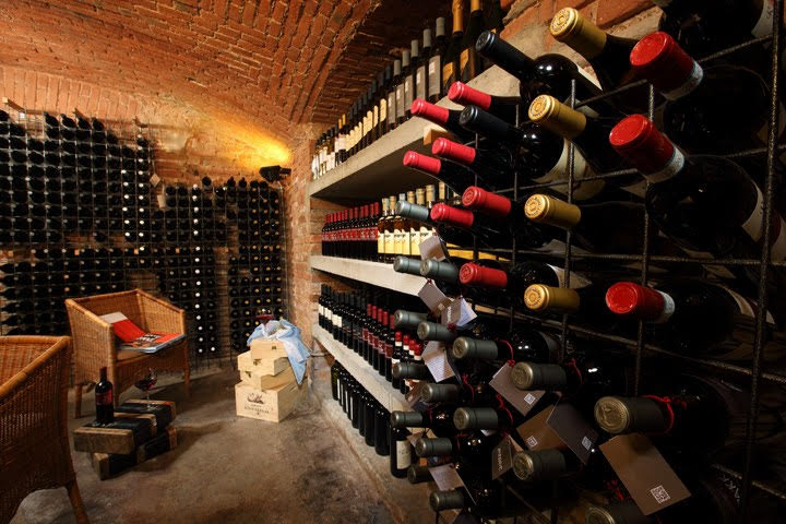 DON JUAN. Considerato da molti il migliore ristorante argentino in Italia, a due passi dalla zona dei Navigli e da Piazza Duomo, il Don Juan in Porta Romana rappresenta un punto di riferimento della città e dell'alta gastronomia argentina. Il locale, attraverso un'elegante riproduzione di una "casa de campo" e la cucina con la classica ”parrilla” a vista, ricrea una calda e raffinata atmosfera sudamericana per accompagnare al meglio il buon cibo e la degustazione di grandi vini argentini, cileni e italiani. Uno dei segreti del successo del ristorante Don Juan è la grande attenzione alla materia prima: la carne, regina dei piatti proposti. Solo le razze bovine allevate secondo la migliore tradizione gaucha ed il rispetto del territorio e della filiera di conservazione del prodotto, fanno sì che quando el bife de chorizo, el asado de tira o la picanha incontrano il calore della brace, si sprigionino sapori unici per il palato… Semplicità, autenticità e rispetto della tradizioni sono le qualità che da sempre contraddistinguono il Don Juan. Un’attenzione speciale è stata riservata infine ai vegetariani con l'introduzione di un menu degustazione che comprende anche cereali, verdure e formaggi prodotti nelle sconfinate pampas. Via libera, quindi, a piatti sani e ricchi di proteine, tutti di eccellente qualità: le migliori carni, le verdure più fresche e colorate, senza dimenticare un buon bicchiere di vino rosso, ricco di antiossidanti e alleato prezioso anche nelle diete anti-age. DON JUAN. VIA ALTAGUARDIA, 2 MILANO TEL. 02 5843 0805