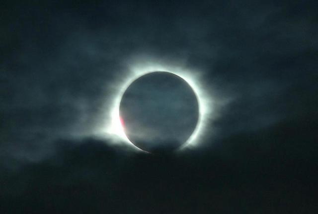 Immagini dell'eclissi totale di sole che ha incantato l'Indonesia Immagini dell'eclissi totale di sole che ha incantato l'Indonesia