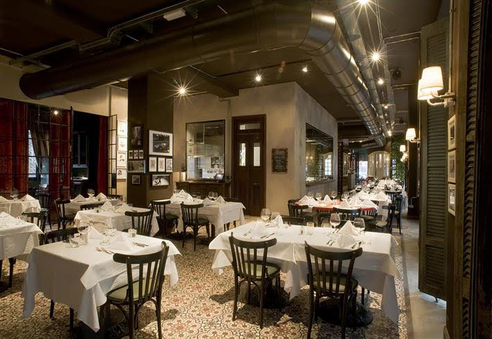 EL PORTENO. Solo chi vive nella città di Buenos Aires da molte generazioni è porteño, e per gli argentini è un titolo che distingue, che porta dentro profumi di mari e di terre lontane, che echeggia tango e bandoneón con ballerini eleganti e sensuali. Oggi questo nome appartiene a due ristoranti a Milano, nati da un'idea di Fabio Acampora, Sebastian e Alejandro Bernardez. Quello storico è in viale Gian Galeazzo 25, quello nuovo in via Elvezia, 4. Qui gli appassionati di asado criollo e della cucina argentina trovano… carne per i loro denti. Le succose grigliate di manzo, maiale e vitello cotte lentamente, con cura e dedizione, da sempre costituiscono il piatto nazionale e traducono in sapori inimitabili l’anima e la passione di un popolo intero. Accanto all’asado non mancano altri tipici piatti argentini, come le empanadas o il pollo en escabeche, preparati da chef attenti alla tradizione e alla qualità delle materie prime, essenziale in una cucina che mette la carne a fondamento di tutto. Il dulce de leche è protagonista invece nella parte dolce del menù, i panqueques o le mousse così come le torte fatte in casa sono alcune delle proposte che El Porteño consiglia per deliziare il palato. Altrettanto pregiati dei cibi, i vini argentini più raffinati come il Malbec e il Torrontes primeggiano nella carta dei vini, che propone inoltre prestigiosi rossi e bianchi nazionali ed esteri ed alcuni selezionati spumanti e champagne. Bellissimo l'ambiente caratteristico che crea un angolo di Buenos Aires in centro a Milano. EL PORTENO. VIA GIAN GALEAZZO, 25 MILANO TEL. 02 5842 7593 e VIALE ELVEZIA, 4 MILANO TEL. 02 3453 7275