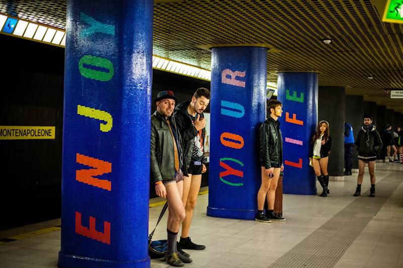 Giubbotto, sciarpa, cappello e... mutande. Si è svolto anche a Milano il "No pants subway ride", tradizionale flash mob che ha visto nella giornata di domenica in numerose città del mondo i partecipanti prendere la metropolitana in mutande. L'iniziativa è partita da Piola ed ha coinvolto le linee M1, M2, M3, con una "escursione" per foto di gruppo finale davanti al Duomo di Milano. (foto: Elisa Lazzarotti e Federica Sauro via facebook)