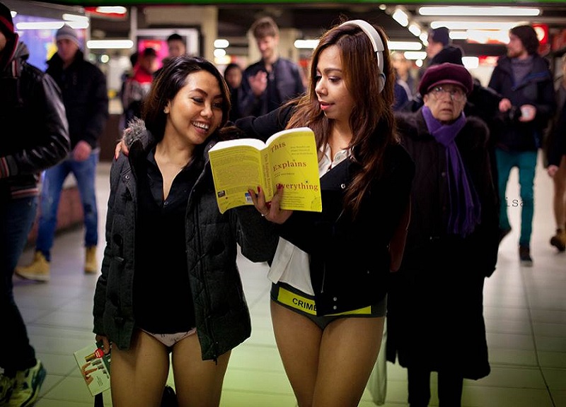 Giubbotto, sciarpa, cappello e... mutande. Si è svolto anche a Milano il "No pants subway ride", tradizionale flash mob che ha visto nella giornata di domenica in numerose città del mondo i partecipanti prendere la metropolitana in mutande. L'iniziativa è partita da Piola ed ha coinvolto le linee M1, M2, M3, con una "escursione" per foto di gruppo finale davanti al Duomo di Milano. (foto: Elisa Lazzarotti e Federica Sauro via facebook)