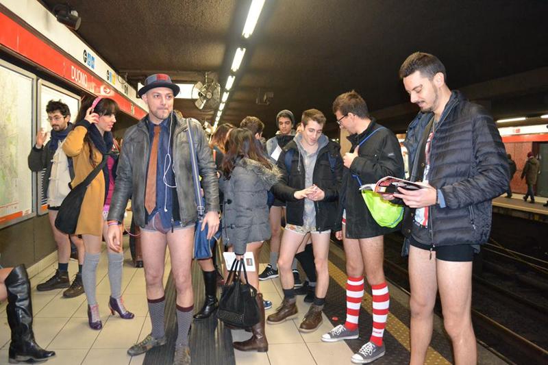 Giubbotto, sciarpa, cappello e... mutande. Si è svolto anche a Milano il "No pants subway ride", tradizionale flash mob che ha visto nella giornata di domenica in numerose città del mondo i partecipanti prendere la metropolitana in mutande. L'iniziativa è partita da Piola ed ha coinvolto le linee M1, M2, M3, con una "escursione" per foto di gruppo finale davanti al Duomo di Milano. (foto: Elisa Lazzarotti e Federica Sauro via facebook)