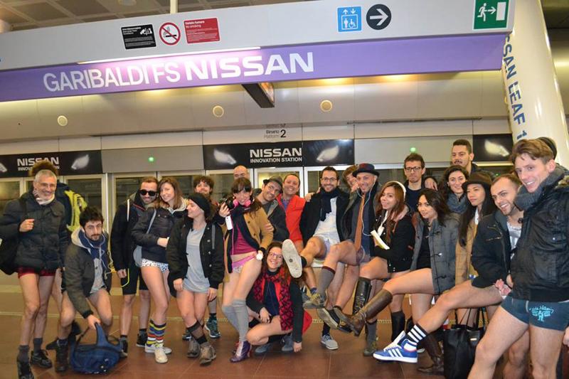 Giubbotto, sciarpa, cappello e... mutande. Si è svolto anche a Milano il "No pants subway ride", tradizionale flash mob che ha visto nella giornata di domenica in numerose città del mondo i partecipanti prendere la metropolitana in mutande. L'iniziativa è partita da Piola ed ha coinvolto le linee M1, M2, M3, con una "escursione" per foto di gruppo finale davanti al Duomo di Milano. (foto: Elisa Lazzarotti e Federica Sauro via facebook)