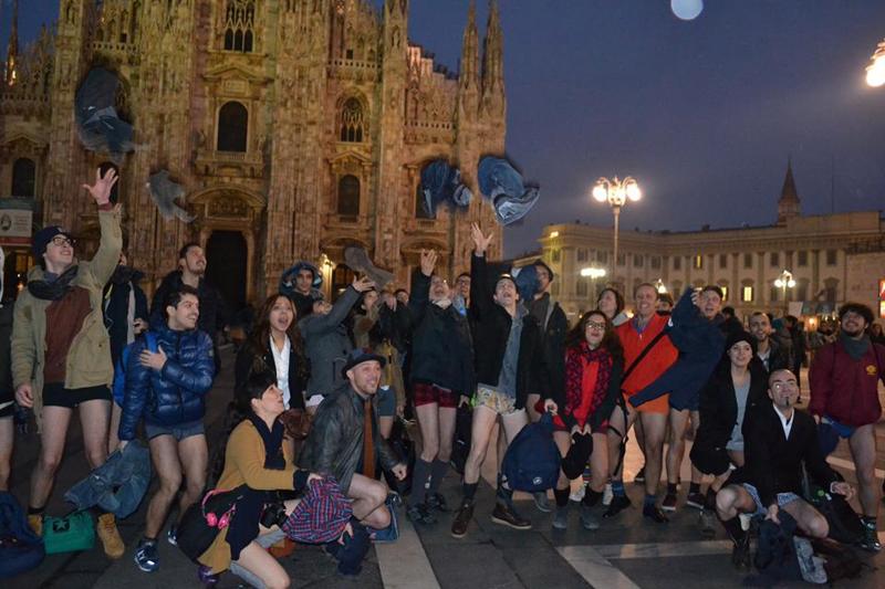 Giubbotto, sciarpa, cappello e... mutande. Si è svolto anche a Milano il "No pants subway ride", tradizionale flash mob che ha visto nella giornata di domenica in numerose città del mondo i partecipanti prendere la metropolitana in mutande. L'iniziativa è partita da Piola ed ha coinvolto le linee M1, M2, M3, con una "escursione" per foto di gruppo finale davanti al Duomo di Milano. (foto: Elisa Lazzarotti e Federica Sauro via facebook)