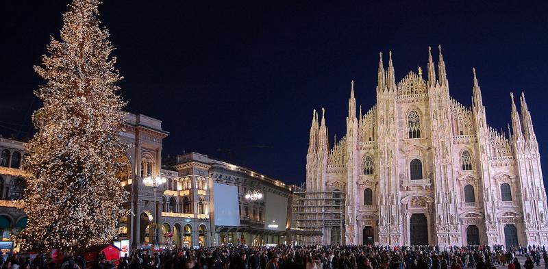Natale di luce per le vie di Milano, 150, tra momenti solidali e non solo. In Piazza Duomo: duemila particolari decorazioni e mille lampade a Led. Tutto intorno, il mercatino di dolciumi e oggetti d’artigianato (85 operatori – dal 9 dicembre al 6 gennaio). In contemporanea, 150 vie di Milano saranno illuminate a festa con sponsor speciali: Audi in via Montenapoleone; CheBanca! in Corso Buenos Aires, i Dazi di Porta Venezia e Corso Venezia; Chloé in via Dante; Parmalat in Corso Garibaldi, nel tratto da Piazza XXV Aprile a Largo la Foppa. E non senza risvolti solidali...