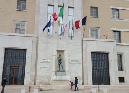 Strage Parigi: Bandiera francese sulla Regione Puglia. La dichiarazione di Michele Emiliano