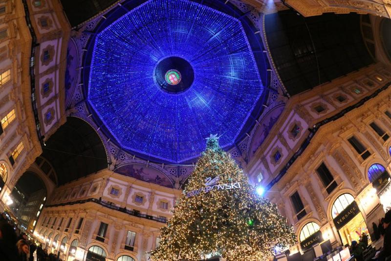 (di Paola Perfetti - www.milanoincontemporanea.com) - Non sarà come l’'accensione dell’Albero alla Casa Bianca, ma anche il grande abete di Galleria Vittorio Emanuele a Milano ha sempre la sua bella dose di scintillio ed eleganza. Merito della cascata di Swarovski (sponsor anche quest'anno del Tannenbaum meneghino): stagliati contro la cupola dell'Ottagono sono circa 50mila led blu posti a 47 metri di altezza. Il 2 dicembre 2015 Palazzo Marino e gli enti privati hanno dato il via alle celebrazioni del Natale meneghino, che, mai come quest'anno sarà all'insegna dei colori e della musica.