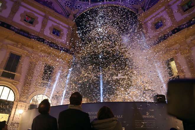 Il 2 dicembre 2015, il violinista Saule Kilaite ha inaugurato, proprio in Galleria, la mostra “Swarovski. È tempo di agire”, alle ore 18. In contemporanea, in Piazza Duomo, prendeva vita la seconda casellina del calendario dell’Avvento vivente e jazz. Tutti i giorni, fino al 24 dicembre, ogni pomeriggio fra le 18 e le 18.30, le finestre del palazzo a destra di chi guarda la facciata del Duomo (quello sopra Mondadori) si apriranno per offrire brani musicali di grande atmosfera eseguiti dal vivo, per 30 minuti, dai docenti, gli allievi e i diplomati dei Civici Corsi di Jazz della Civica Scuola di Musica Claudio Abbado, noti a Milano per “Break in Jazz”. Il 1° dicembre 1 musicista; il 2 una coppia di suonatori; il 3 un trio e così via, fino alla grande orchestra di 24 elementi la Vigilia di Natale: ogni sera, i musicisti concluderanno il loro concerto con un diverso arrangiamento dello stesso brano ovvero 24 arrangiamenti di Stille Nacht in chiave jazz, come augurio di un sereno Natale. [IL CALENDARIO DEI CONCERTI IN PIAZZA DUOMO: http://bit.ly/21xtCEE]