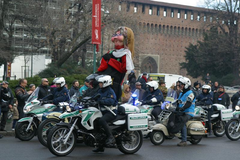 Rimanendo invece in tema di tradizione, alle 8.30 in Corso Sempione (carreggiata centrale) avrà luogo il raduno della Befana Benefica Motociclistica organizzata dal MotoClub Ticinese e giunto orma alla 49esima edizione. I partecipanti, affiancati dai motociclisti della Polizia Municipale, Carabinieri e Polizia, giungeranno a portare doni e offerte agli Istituti Piccolo Cottolengo Don Orione e alla Sacra Famiglia di Cesano Boscone. (Ph. Milano.Fanpage,it 2015) Oltre alla fine delle vacanze, il 6 gennaio sancisce anche la fine di alcuni mercatini natalizi, come quello presente in Corso Vittorio Emanuele e quello di Piazza Portello che tra artigianato e gastronomia, durante il periodo delle festività sono stati letteralmente presi d'assalto. Rimarrà invece aperto fino al 10 gennaio il Villaggio delle Meraviglie dei giardini Indro Montanelli di Porta Venezia. Ecco perché la giornata di mercoledì può essere un'occasione in più visitare gli stand e le piste di pattinaggio allestiti in queste settimane in città.