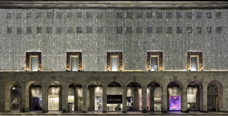 Negozi aperti - Per gli amanti dello shopping invece, con l'arrivo dei saldi sono tantissimi gli esercizi commerciali che rimarranno aperti: su tutti La Rinascente (dalle 9.00 alle 22.30) e la Coin di Piazza Cinque Giornate (dalle 10.00 alle 20.00) e di Piazza Cantore e Corso Vercelli (entrambe dalle 10.00 alle 19.30). (Photo Web)