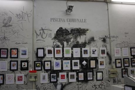 Anime Nascoste è una rubrica editoriale che nasce dalla convinzione che le cose belle a Milano sono nascoste e bisogna andare a scoprirle. Gli articoli escono sul quotidiano Il Giorno tutte le domeniche, ognuno racconta un luogo di cultura a Milano, attraverso l’incontro e il dialogo con la sua anima fondatrice. Ci sono indirizzi, luoghi, autori, nomi, personaggi che sono stati scoperti, individuati sul territorio da Alberto Oliva. Chi sono le Anime Nascoste del libro? (Ph. Anime Nascoste pagina Facebook)