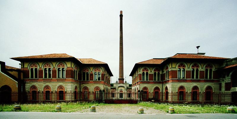IL LUOGO: CHE COS’é IL VILLAGGIO OPERAIO DI CRESPI D’ADDA Facciamo ben più di un passo indietro e andiamo al villaggio operaio di Crespi d’Adda fondato intorno allo stabilimento che ospitò, in origine, il Cotonificio Benigno Crespi. Correva l’anno 1877, a capo dell’azienda c’era Cristoforo Benigno Crespi. L’ambizioso progetto venne completato dal figlio, Silvio Benigno, verso la fine degli anni Trenta del Novecento.