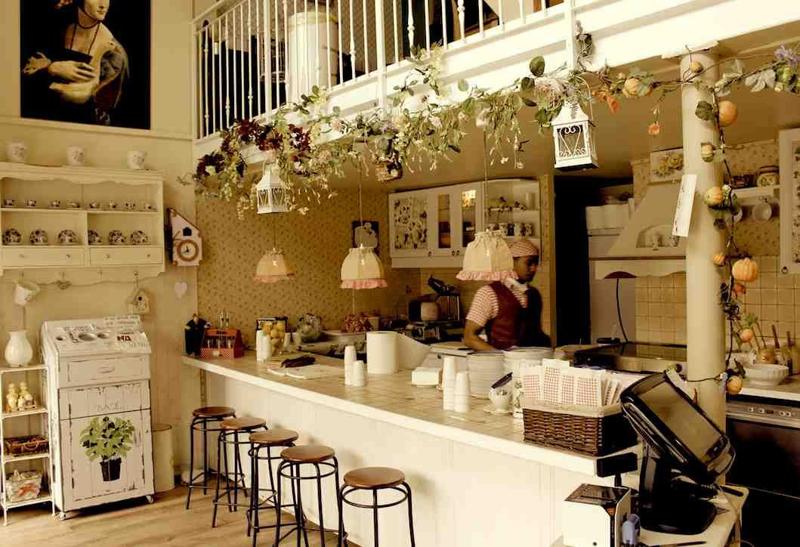 C'ERA UNA VOLTA UNA PIADA. Amore, semplicità, ambiente. Questo il segreto di un locale dove gustare una delle migliori piadine della città'. Qui si respira l'atmosfera accogliente della casa di una volta. Le materie prime sono selezionate con grande cura puntando sulla genuinità, tracciabilità e stagionalità degli ingredienti. Buonissime la Clarabella (cotto e erdamer) o la Pecorella (bresaola, formaggio fresco di capra, olio e limone). Da provare quelle al crudo declinate in varie versioni o le vegane, al kamut o integrali. Consegna anche a domicilio. C'ERA UNA VOLTA UNA PIADA. Viale Cogni Zugna, 37 Milano. Tel. 345/9004683