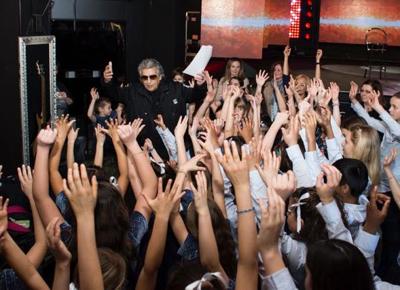 foto marco piraccini Toto Cutugno e il coro.bassa