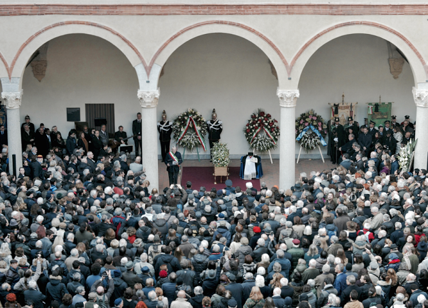 Milano, folla al Castello Sforzesco per l'ultimo saluto a Umberto Eco