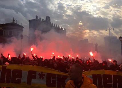 Ultra del Galatasaray scatenati. Bombe carta a piazza del Popolo