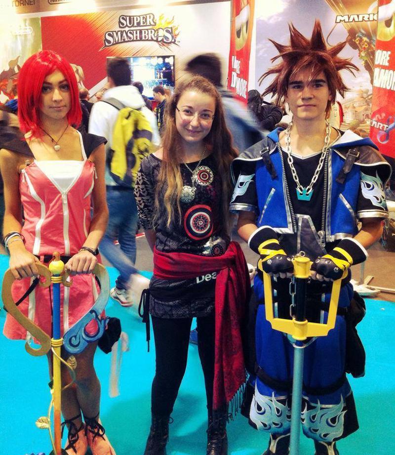 Per l'edizione 2015 la Games Week ha deciso di raddoppiare lo spazio espositivo per offrire un’esperienza ancora più completa con tornei, retrogaming, cosplay, titoli indipendenti e una zona dedicata ai più piccoli. Oltre ovviamente alla possibilità di provare in anteprima i titoli più attesi, tra cui Call of Duty, Assassin’s Creed e Rise of the Tomb Raider. Ma anche, come da tradizione meneghina, la Fuori Games Week. Perché diciamocelo, va bene i videogiochi, ma senza uno spritz in mano il milanese non è contento. Un carosello di eventi accompagnerà la manifestazione con un programma più ricco che mai: Videogames and the City - visioni videoludiche urbane, questo il nome della Fuori Games Week, avrà inizio domenica 18 ottobre e proseguirà fino a domenica 25 ottobre, accompagnando la quinta edizione della kermesse videoludica italiana in programma dal 23 al 25 ottobre ai Padiglioni 3-4 di FieraMilanoCity