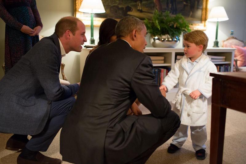 Gli Obama a Kensington Palace: George li saluta prima di cena Gli Obama a Kensington Palace: George li saluta prima di cena