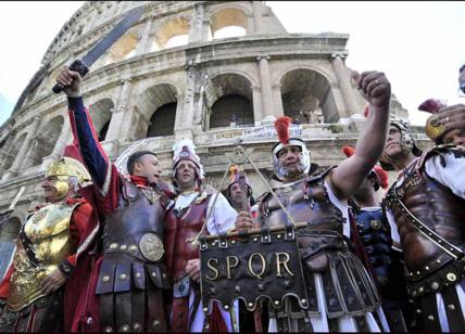 Raggi bocciata dal Tar: i centurioni tornano al Colosseo, ordinanza sospesa