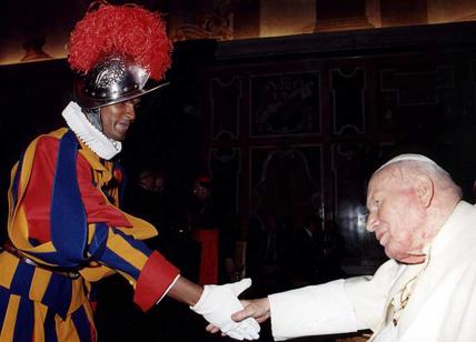 Tutti i segreti sui “bodyguard” del Papa. Ai Vaticani la storia della Guardia Svizzera