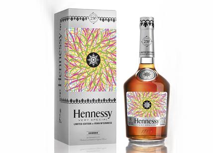 Ryan Mc Guinnes firma l'edizione speciale di Hennessy
