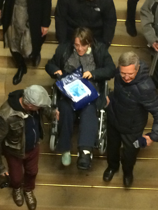 Anna Scavuzzo in carrozzella scende i gradini: "Ma l'entrata per disabili c'è", grida alla folla...