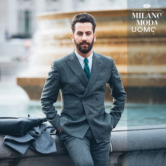 SABATO 16 GENNAIO: Oggi, sabato 16, aprirà le danze alle 9,30 Corneliani in corso Venezia, seguito da Zegna, Lucio Vannotti e Costume National Homme in piazza Duomo sullo scalone dell'Arengario. Alle 15 si riprende con Marni, nella consueta location di viale Umbria, 42. Subito dopo sarà il turno di Jil Sander, Les Hommes, Neil Barret e Pal Zilieri. In chiusura di giornata i big Versace, nella ex-fiera e Philip Plein in via Procaccini al 4.