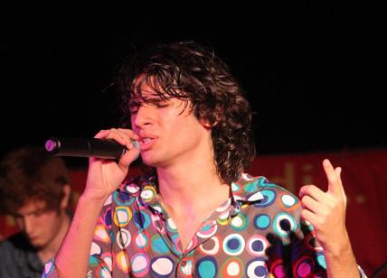 Il giovane cantautore Giuseppe de Candia in concerto a Bisceglie