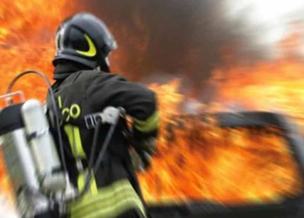Incendio nella notte: macchine e moto in fiamme in zona Casalbertone