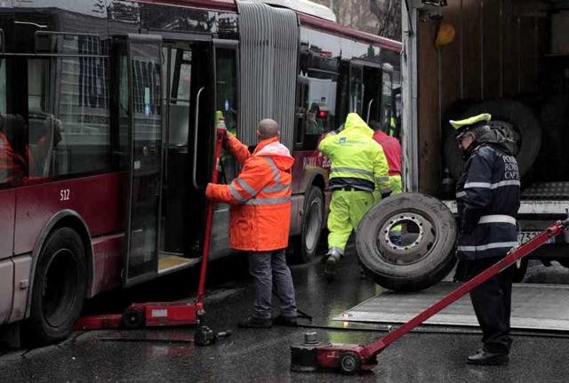 Roma, dramma all’alba a Ostia: auto contro bus Atac. Il bilancio è di una vittima e due feriti