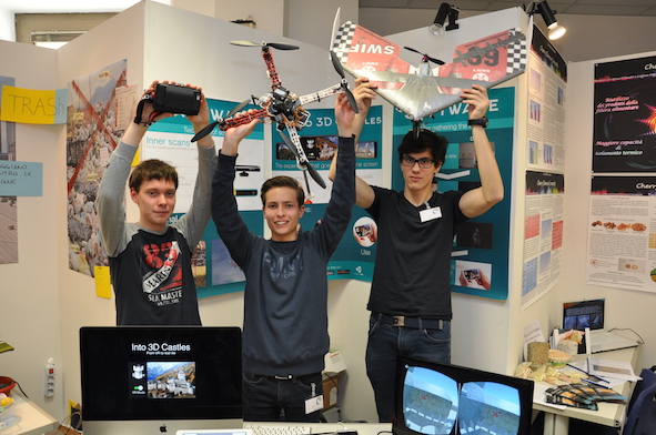 Nicolò Bussi, Gregorio Giovanazzi, Michele Calvanese, del Liceo Salesiani Rainerum di Bolzano con il loro progetto “ INTO 3D CASTLES” Nicolò Bussi, Gregorio Giovanazzi, Michele Calvanese, del Liceo Salesiani Rainerum di Bolzano con il loro progetto “ INTO 3D CASTLES”