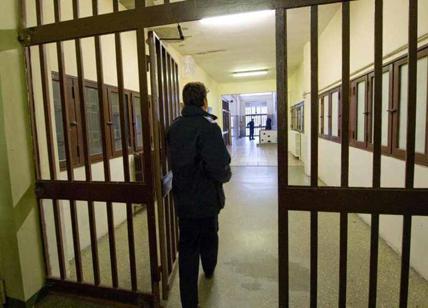Droga e telefoni ai carcerati: 14 arresti, 8 penitenziari perquisiti