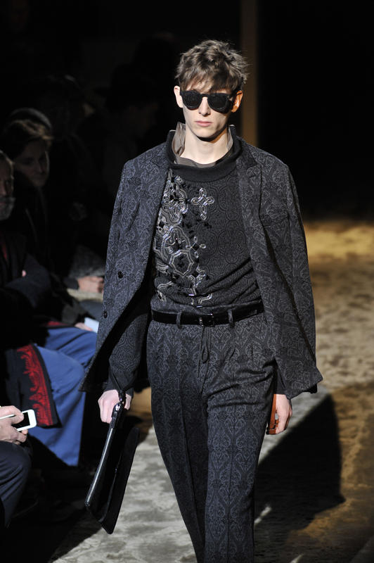 Ricami tridimensionali fatti a mano in Italia, motivi ornamentali e patchwork di fantasie jacquard sono la cifra della collezione che Stefano Pilati disegna per Ermenegildo Zegna Ricami tridimensionali fatti a mano in Italia, motivi ornamentali e patchwork di fantasie jacquard sono la cifra della collezione che Stefano Pilati disegna per Ermenegildo Zegna