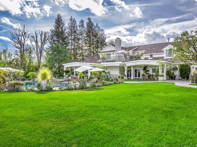 La favolosa villa di Jennifer Lopez, situata a Hidden Hills, la zona più prestigiosa di Los Angeles, è stata stimata 17 milioni di dollari (Casa.it) La favolosa villa di Jennifer Lopez, situata a Hidden Hills, la zona più prestigiosa di Los Angeles, è stata stimata 17 milioni di dollari (Casa.it)