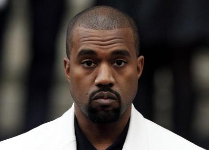 Kanye West contro l'industria della musica, il rapper urina sul Grammy