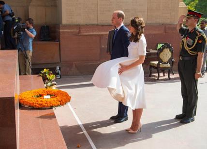 Kate Middleton come Marilyn Monroe: il vento alza la gonna... FOTO