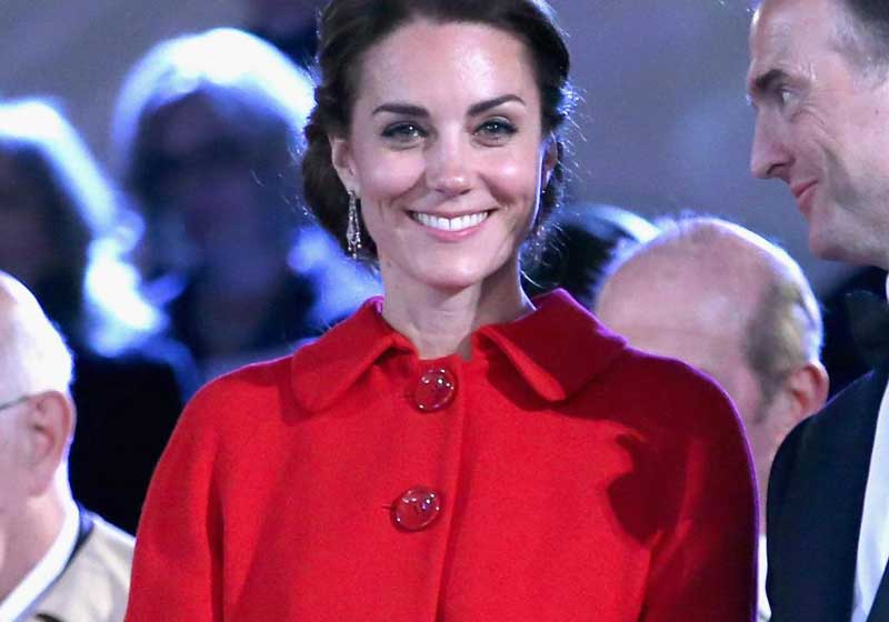 Kate Middleton e il giacchino rosso di Zara Kate Middleton e il giacchino rosso di Zara