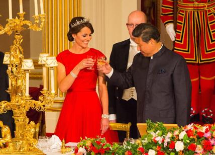 Kate Middleton con tiara e abito rosso per il presidente cinese. Foto